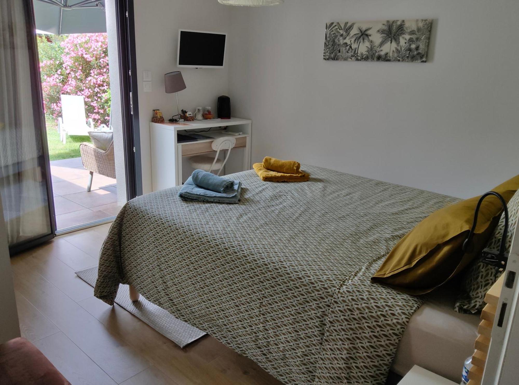 Du Cote De Chez Paule, Chambre Avec Entree Independante Et Salle D'Eau Privative Семеак Экстерьер фото